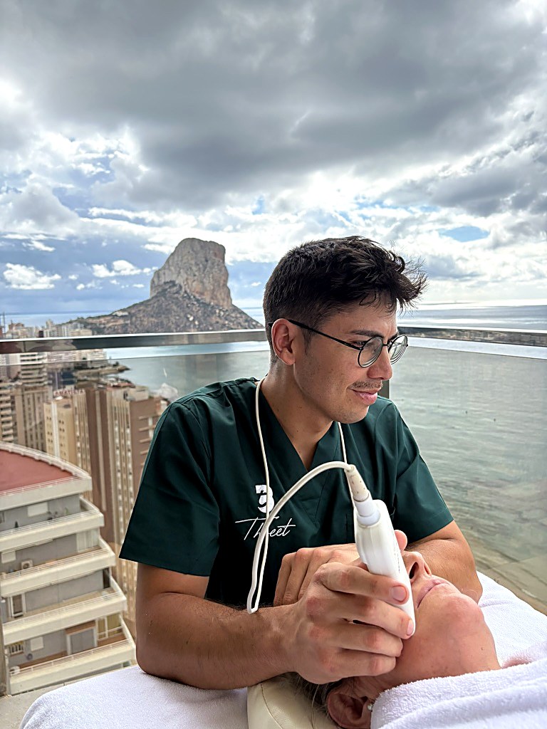 Profesional de Salufit realizando un tratamiento frente al Peñón de Ifach y el mar de Calpe