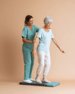 Persona mayor realizando un test funcional de equilibrio guiada por una profesional sanitaria, sin agujas